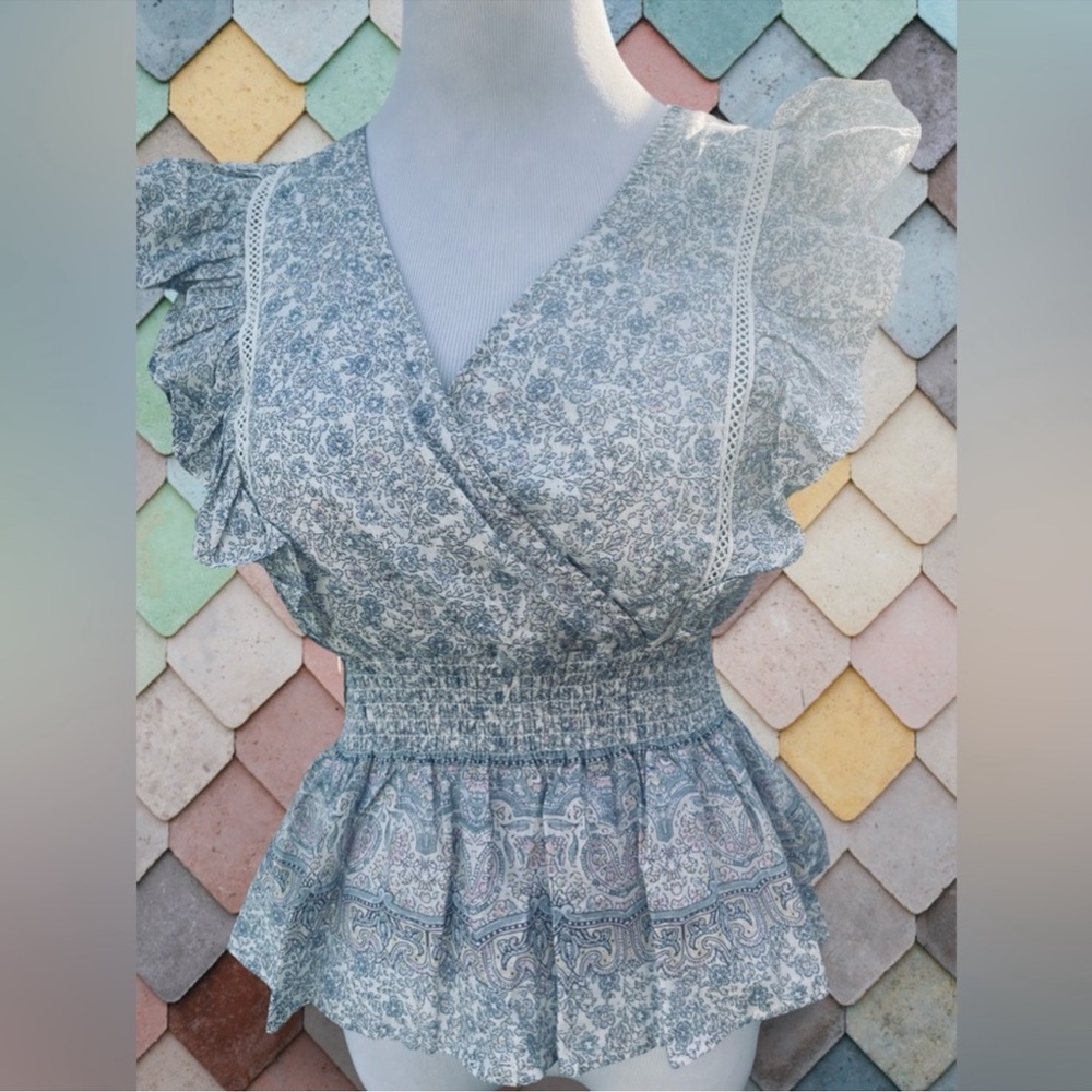 Twine & String Blue and White Floral Ruffle sleeve top, L, like-new